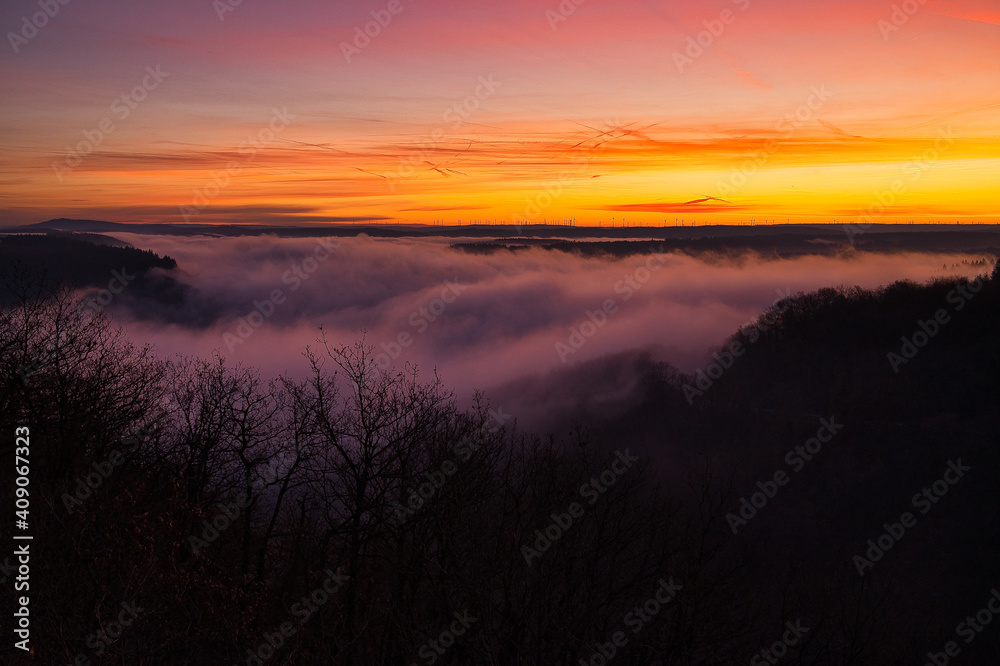 Fototapeta premium Morgenrot am bedeckten Moseltal Cochem