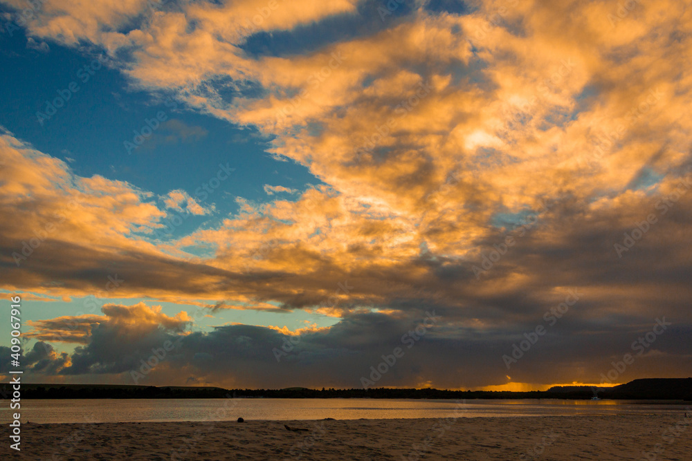 Fototapeta premium Lindo Pôr do sol na praia das conchas