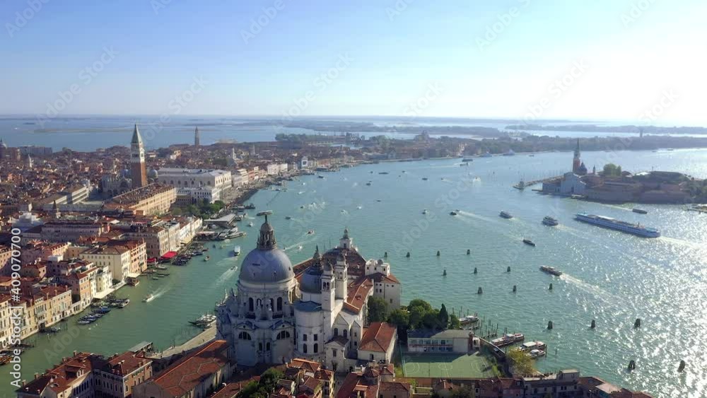 Panoramic aerial drone footage of Piazza San Marco and Venice architecture on a sunny day and blue sky. (TIPO DE MOVIMENTO DO DRONE)