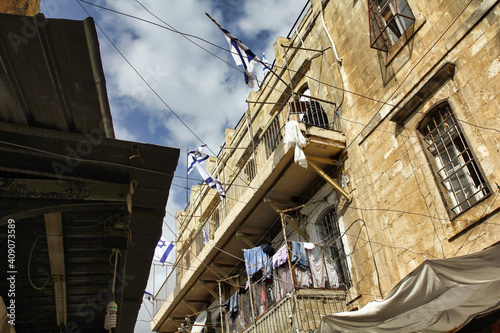 Blick auf mehrere Balkone mit Wäsche in Jerusalem (Israel)