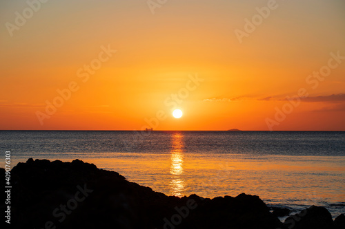  Sunset sea The sky is orange © tarn5796