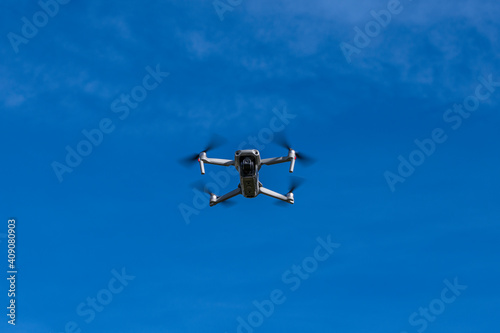 Fototapeta Naklejka Na Ścianę i Meble -  Fliegender Quadrocopter, ferngesteuerte Drohne mit Kamera, Bayern, Deutschland, Europa