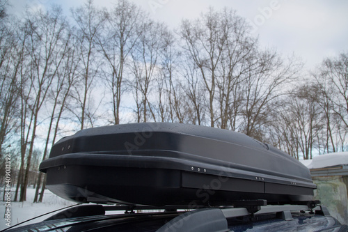 The trunk on the car roof to transport goods.