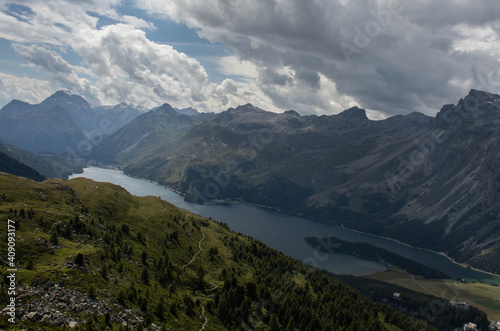 Berg und See, wundervolle Aussicht, Engadin Schweiz