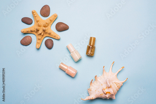 Seashells and flatley nail polish . Delicate nail polish. Nail polish. Women s manicure and pedicure. Beauty. Article about the choice of varnish. Manicure on vacation. Layout of nail polish. Copy spa