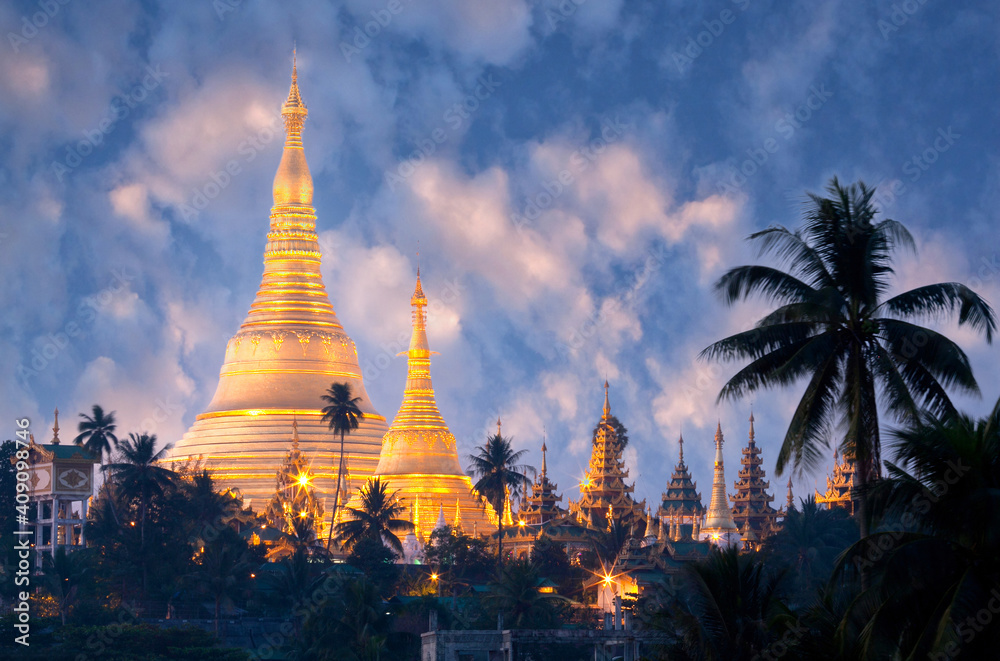Fototapeta premium Exterior of beautiful famous golden Shwedagon paya buddhist pagoda at sunset in Yangon, Myanmar