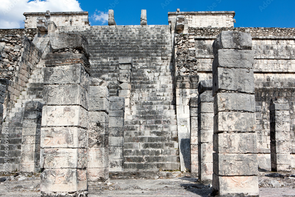 Fototapeta premium Ruins of the Temple of the Warriors in the Chichen Itza archaeological site, Yucatan, Mexico