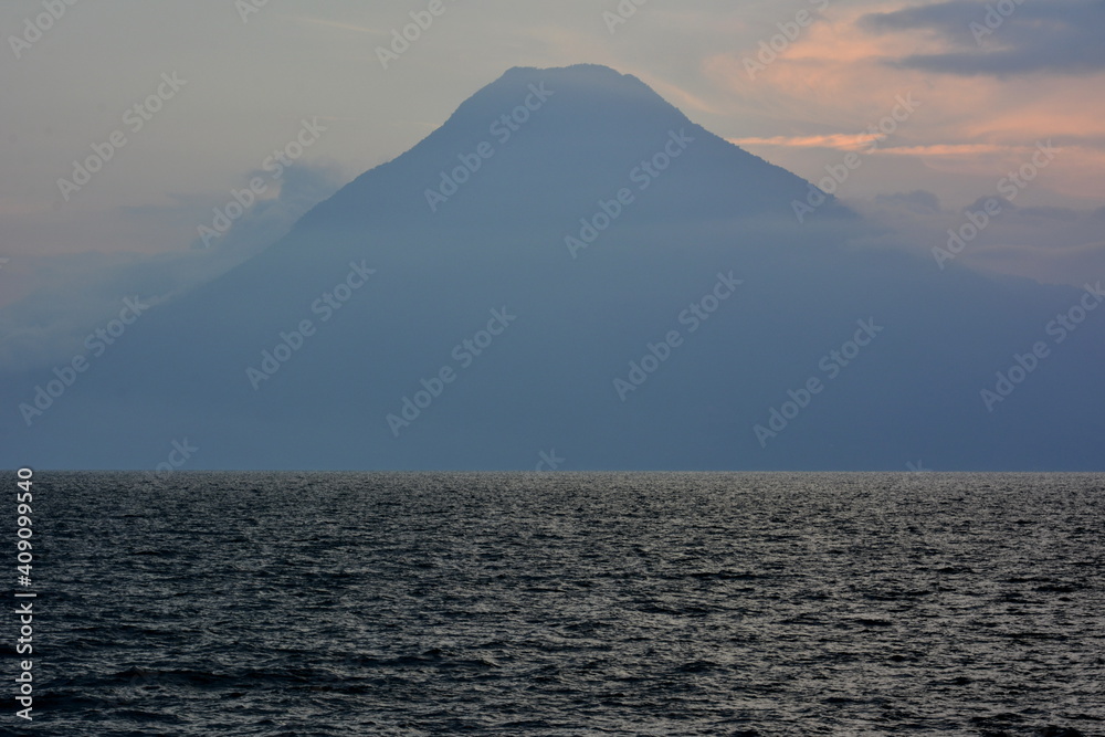 Vistas del volcán San Pedro, en el lago Atitlán, desde la ciudad de Panajachel, en el suroeste de Gautemala