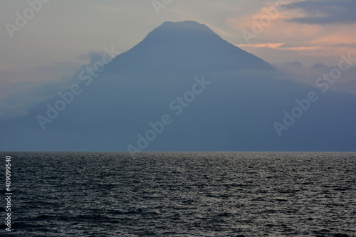 Vistas del volcán San Pedro, en el lago Atitlán, desde la ciudad de Panajachel, en el suroeste de Gautemala