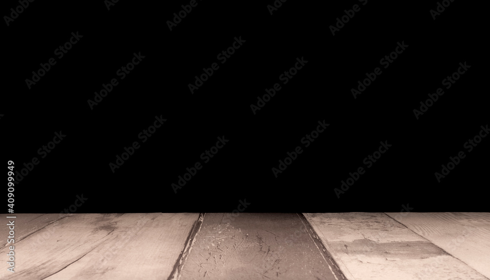 Fototapeta premium Arrière-plan noir avec support de bois pour présentation d'objets publicitaires pour promotion de produits. Aspect sol en bois, fond noir uni. 