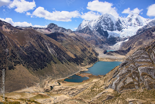 Fototapeta Naklejka Na Ścianę i Meble -  Stunning view of Laguna Jahuacocha and the entire Cordillera Huayhuash, Ancash, Peru