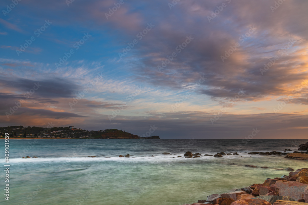 Obraz premium Sunrise seascape as the rain clouds move on