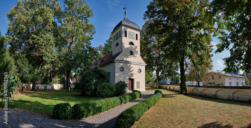 Kirchhof und denkmalgeschützte Dorfkirche Berlin-Kladow - Panorama aus 8 Einzelbildern