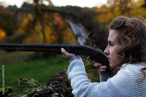 Jägerin mit gewehr auf der Pirch photo