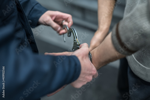 Billede på lærred handcuffing the arrested person. Implementation of the arrest