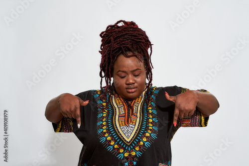 Canvas Print Plump young african american woman pointing fingers down