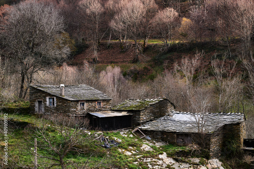 Obraz na plátně Vivienda y construcciones complementarias (cuadras, pajar, etc) rodeadas de bosq