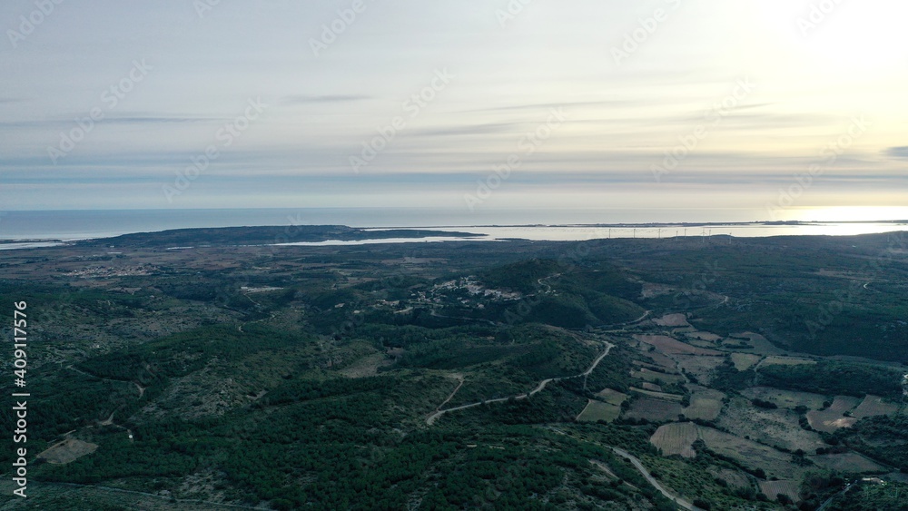 vue aérienne des Corbières et des Pyrénées avec le Canigou