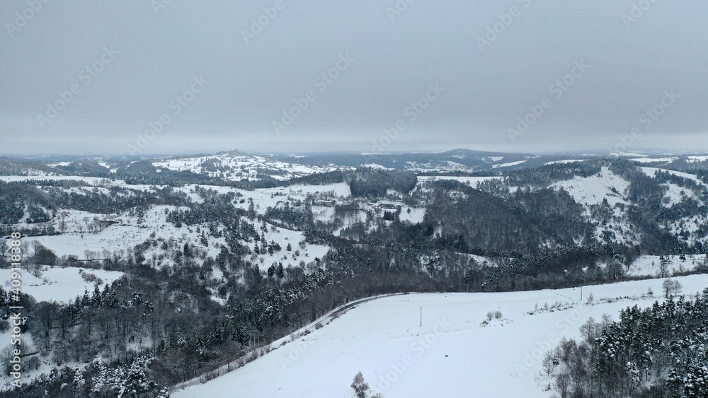 Survol de l'Auvergne sous la neige