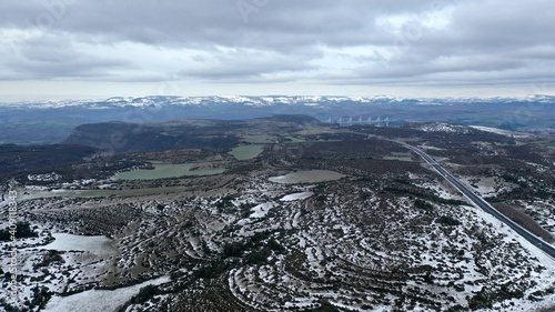 survol l'hiver du plateau du Larzac sous la neige