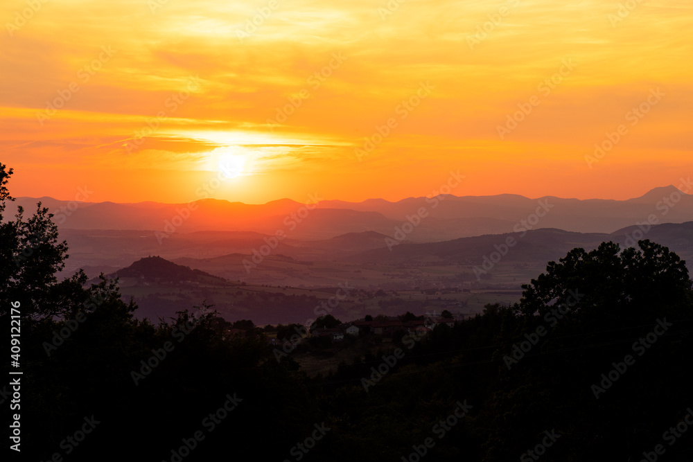 Coucher de soleil sur les volcans d'Auvergne, Massif Central, France