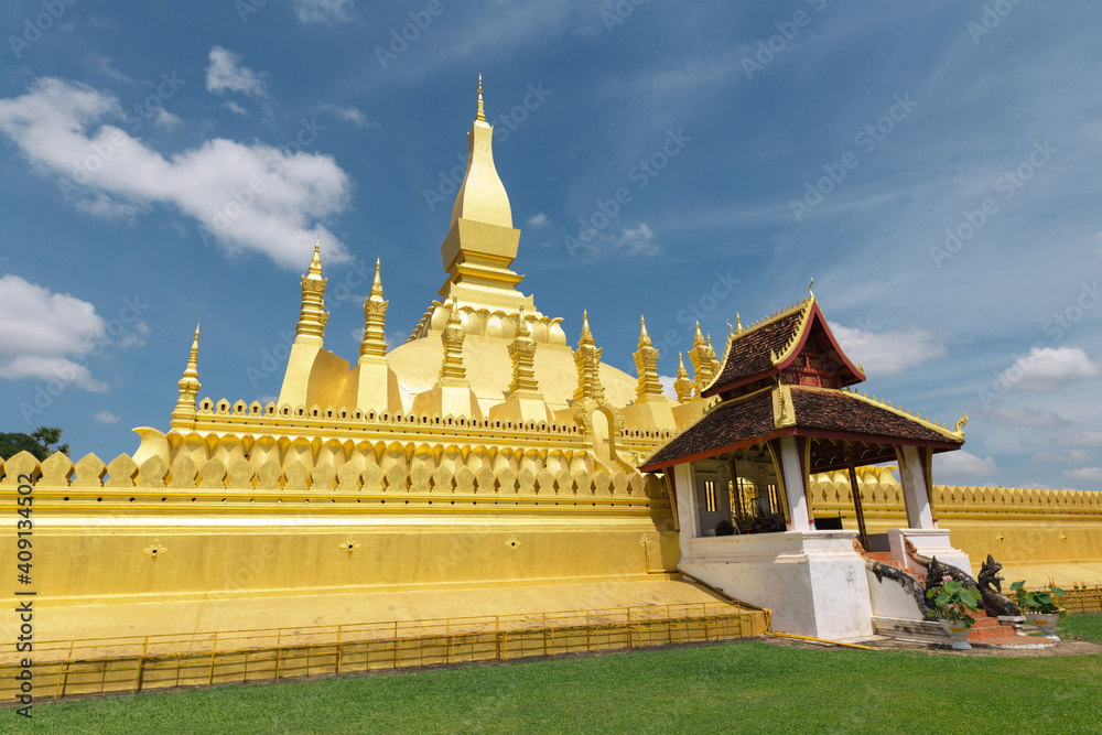 Fototapeta premium Pha That Luang Vientiane, Laos. That-Luang Golden Pagoda in Vientiane, Laos. Pha That Luang at Vientiane. Blue sky backgroung beautibul.