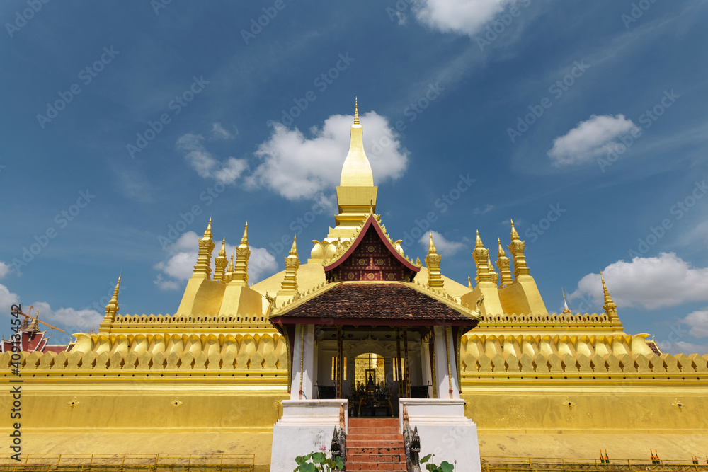 Fototapeta premium Pha That Luang Vientiane, Laos. That-Luang Golden Pagoda in Vientiane, Laos. Pha That Luang at Vientiane. Blue sky backgroung beautibul.