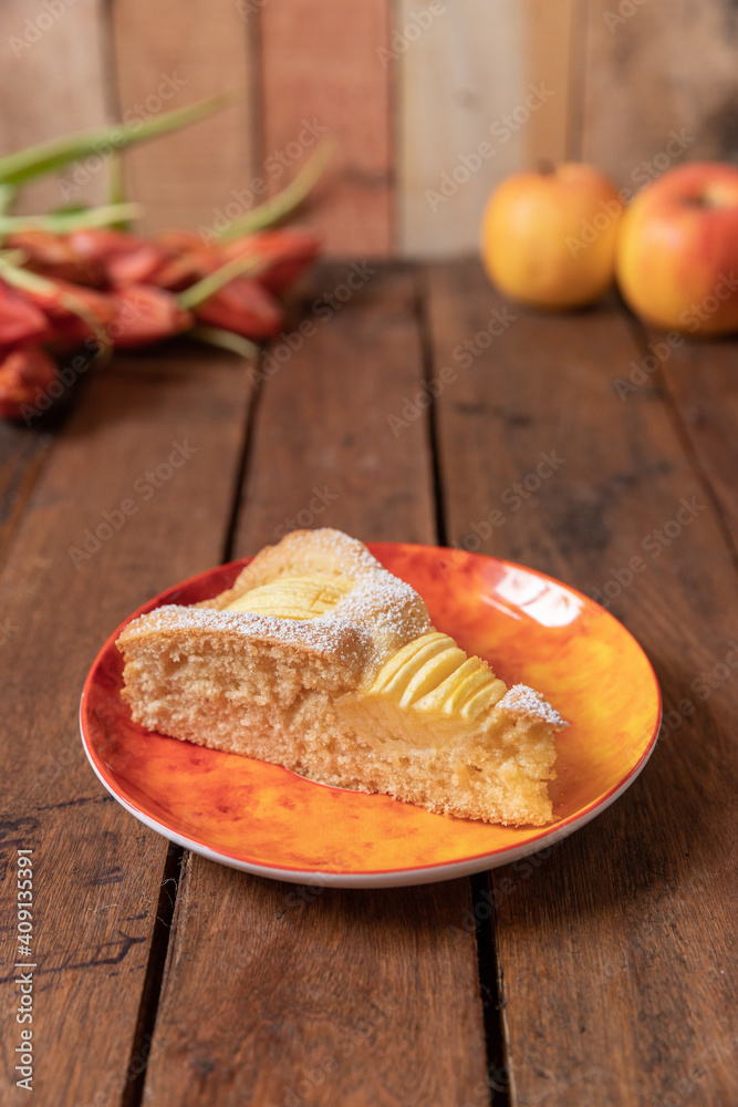 frisch gebackener Kuchen mit eingeschnittenen Äpfeln in Vierteln aus einer Springform zur Jahreszeit Frühling auf einem braunen Tisch aus Holz in der Küche frisch gebackener Kuchen mit eingeschnittenen Äpfeln in Vierteln aus einer Springform zur Jahreszeit Frühling auf einem braunen Tisch aus Holz in der Küche