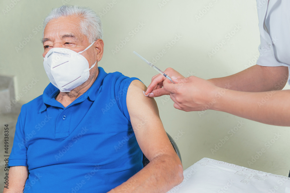 Sample of vaccine application to an older person Sample of vaccine application to an older person