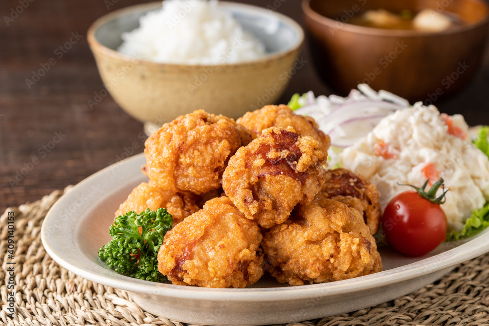 こんがりキツネ色の若鶏の唐揚げ こんがりキツネ色の若鶏の唐揚げ