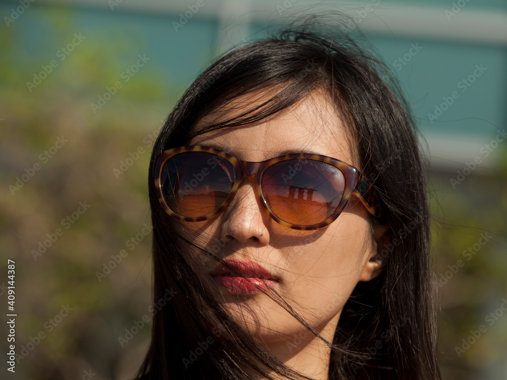 Beautiful Asian Woman Wearing Sunglasses Seeing Marina Bay Sands Beautiful Asian Woman Wearing Sunglasses Seeing Marina Bay Sands