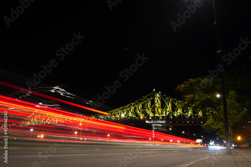 puente iluminado velocidad