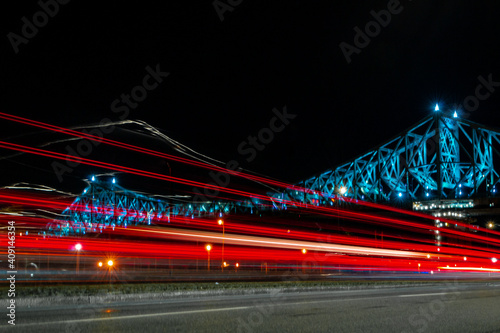 puente iluminado y velocidad