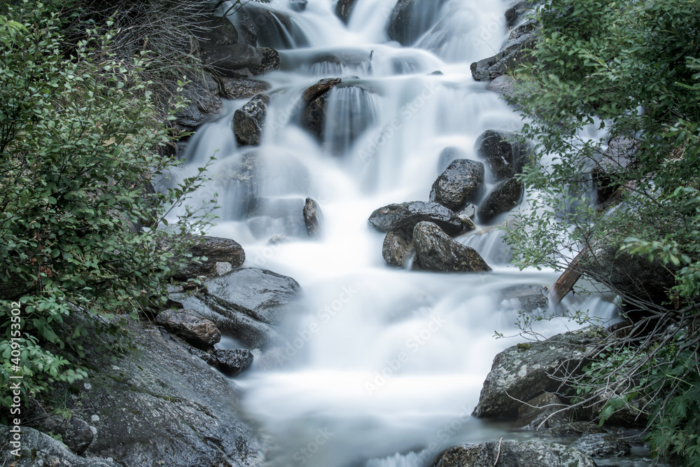Fototapeta premium Eine Langzeitbelichtung eines Wasserfalles in den Südtiroler Alpen.