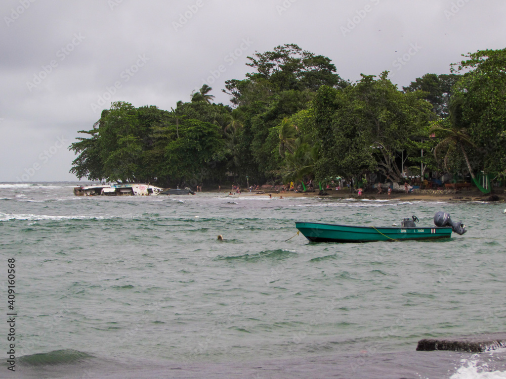 Obraz premium boat on the beach
