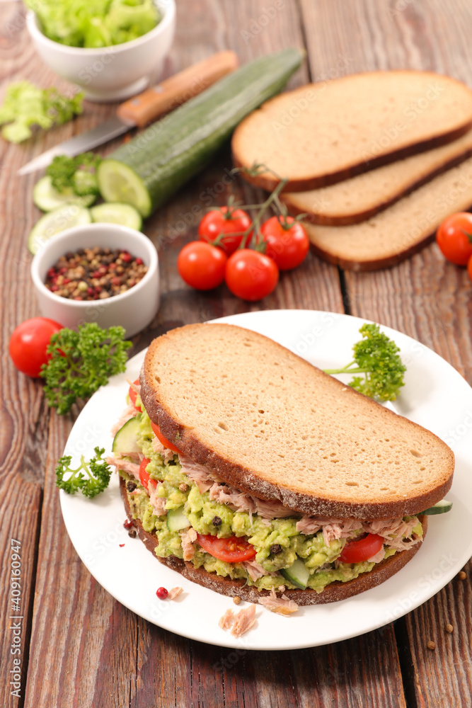 Obraz premium sandwich toast with avocado and tuna fish