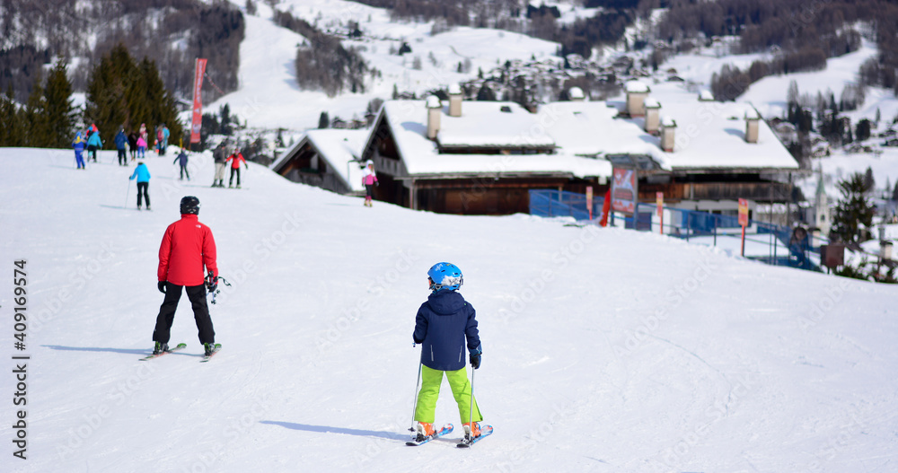 i bambini alle prime armi con gli sci