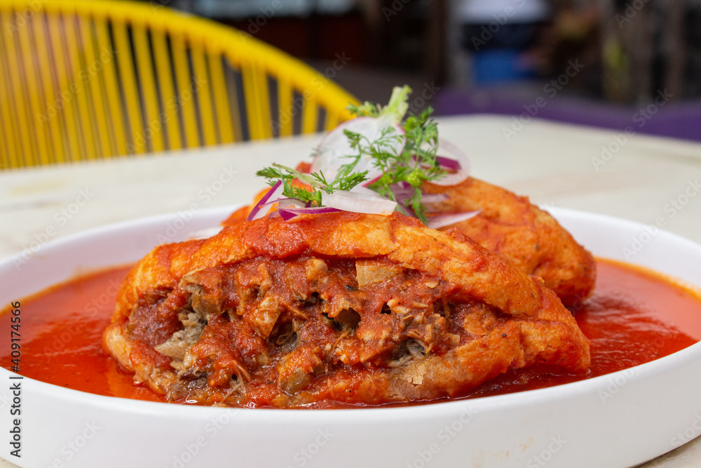 Fototapeta premium Torta ahogada en Salsa roja