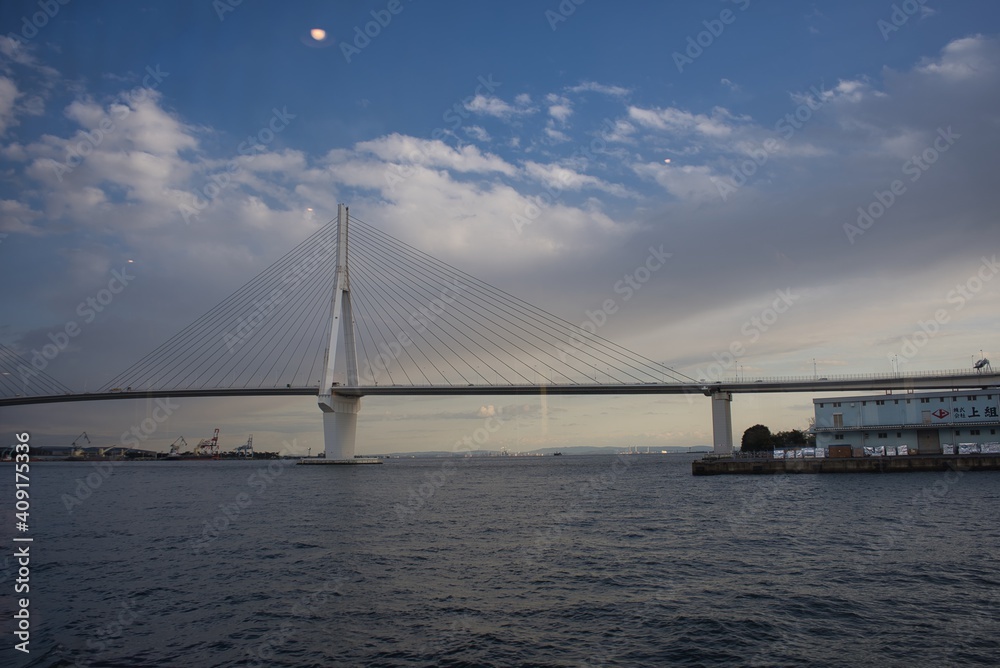 Obraz premium ベイブリッジと青い空