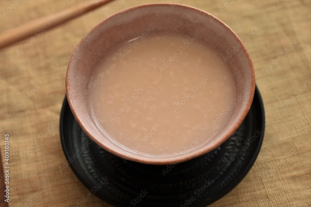 器に入れた甘酒、温かいあま酒、日本の冬の飲み物 器に入れた甘酒、温かいあま酒、日本の冬の飲み物