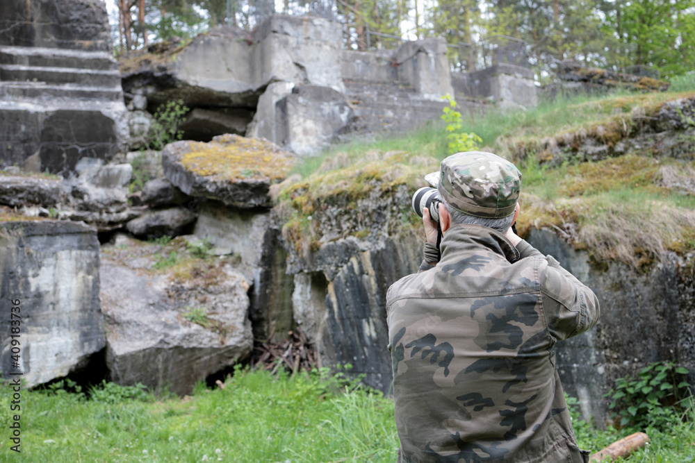 fotograf robi zdjęcie starych ruin kamiennych 