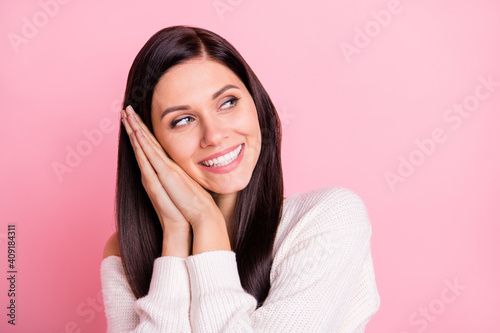 Tableau sur toile Portrait of young lovely smiling cheerful positive pretty girl daydreaming look