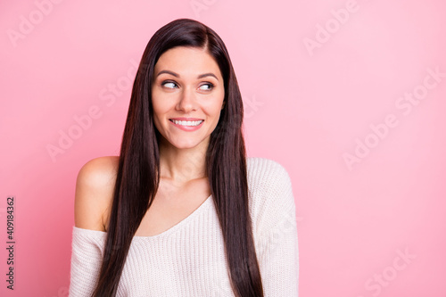 Foto Photo of young beautiful happy smiling positive flirty girl with long silky hair