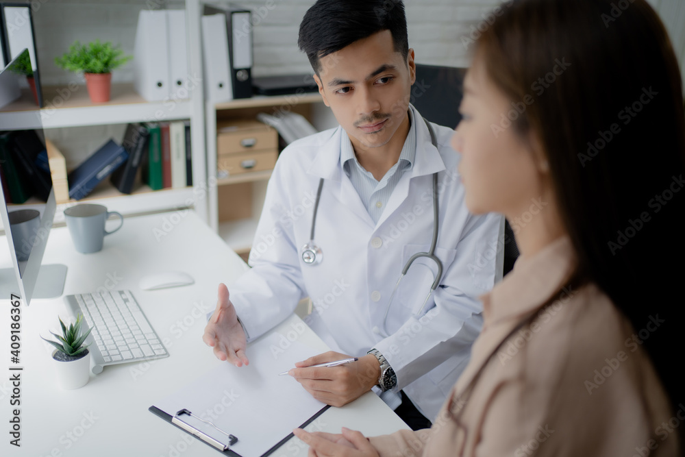 Doctor is explaining how to treat patients in the office. Doctor is explaining how to treat patients in the office.