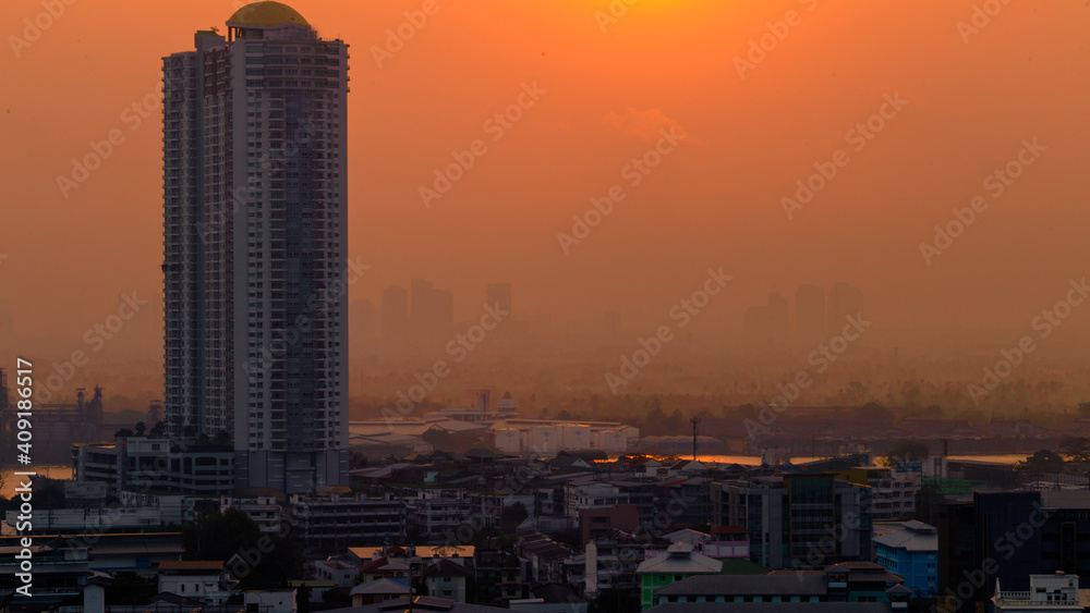 Obraz premium The high angle background of the city view with the secret light of the evening, blurring of night lights, showing the distribution of condominiums, dense homes in the capital community