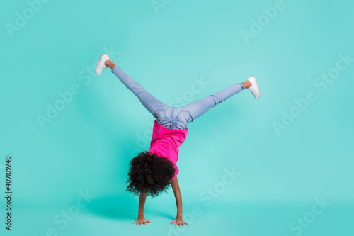 Fotografia Full length photo portrait of black skin girl standing on hands isolated on vivi