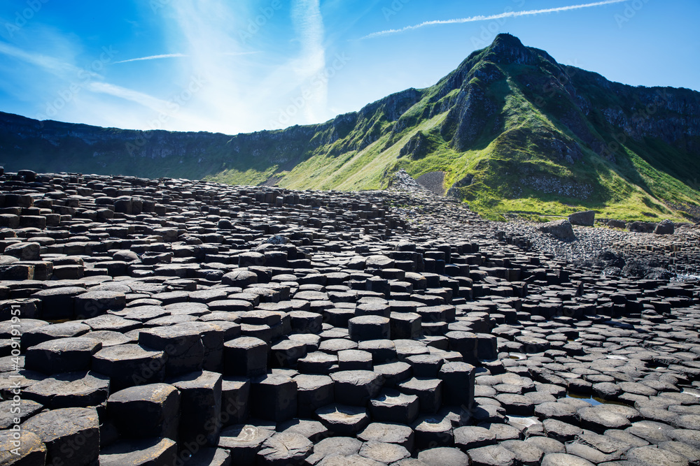Φωτογραφία Landscape of Giant's Causeway trail with a blue sky in summer in Northern Ireland, County Antrim