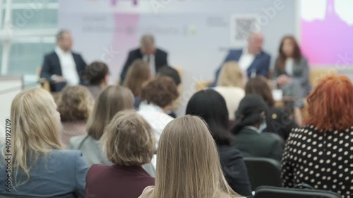 Wallpaper Mural Audience listens to the lecturer Torontodigital.ca