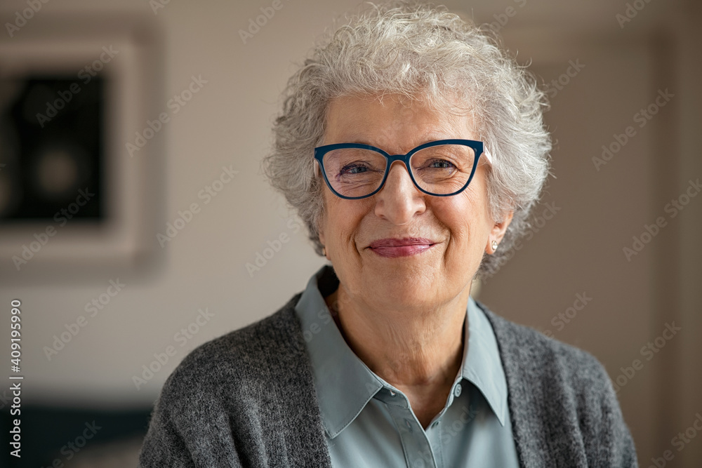 Senior smiling woman with spectacles looking at camera - obrazy, fototapety, plakaty 