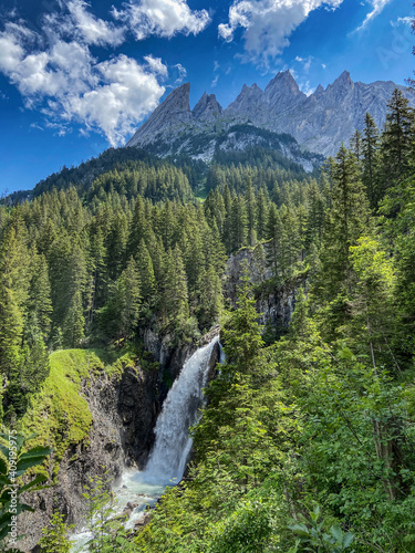 Wasserfall in der Rosenlauigletscherschlucht im Berner Oberland.